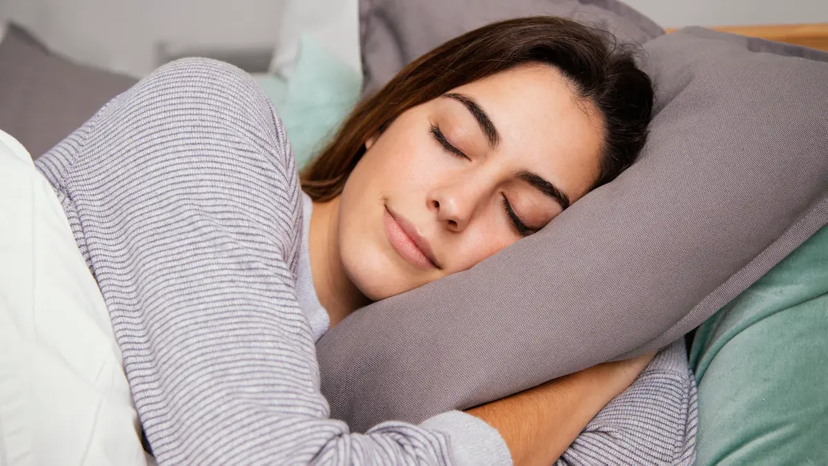 how-much-rem-sleep-should-i-get a woman getting REM sleep