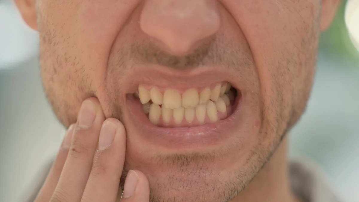 jaw-clicking-on-one-side man with jaw clicking on one side