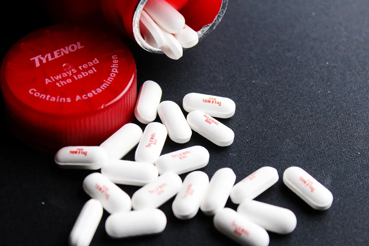 a spilled bottle of Tylenol asking is tylenol an anti-inflammatory