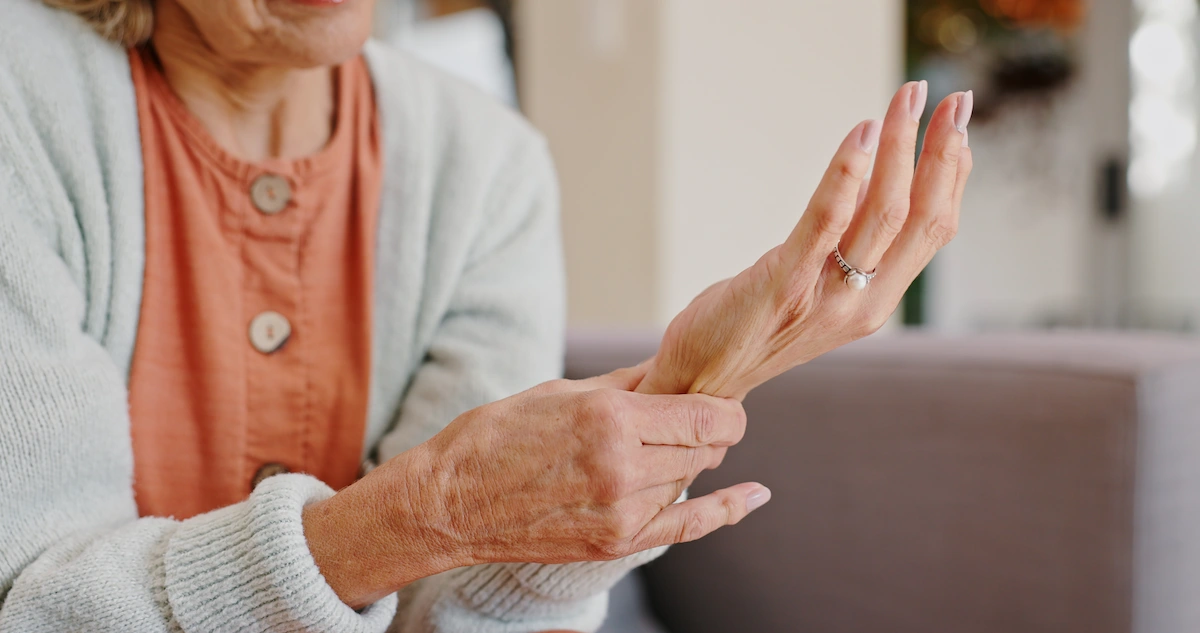 a woman with symptoms of osteoporosis