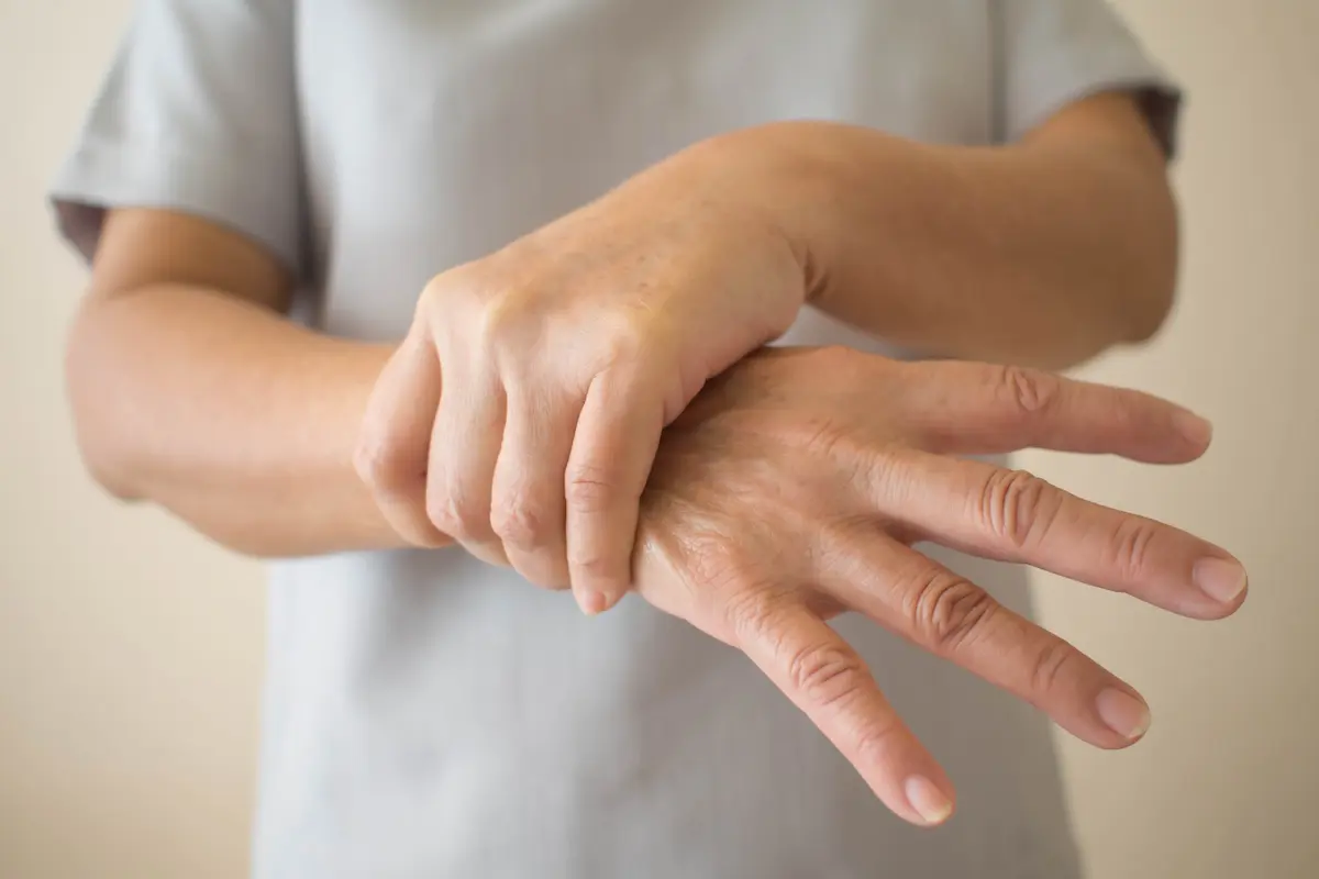 essential-tremor-vs-parkinson a man with essential tremor vs parkinsons